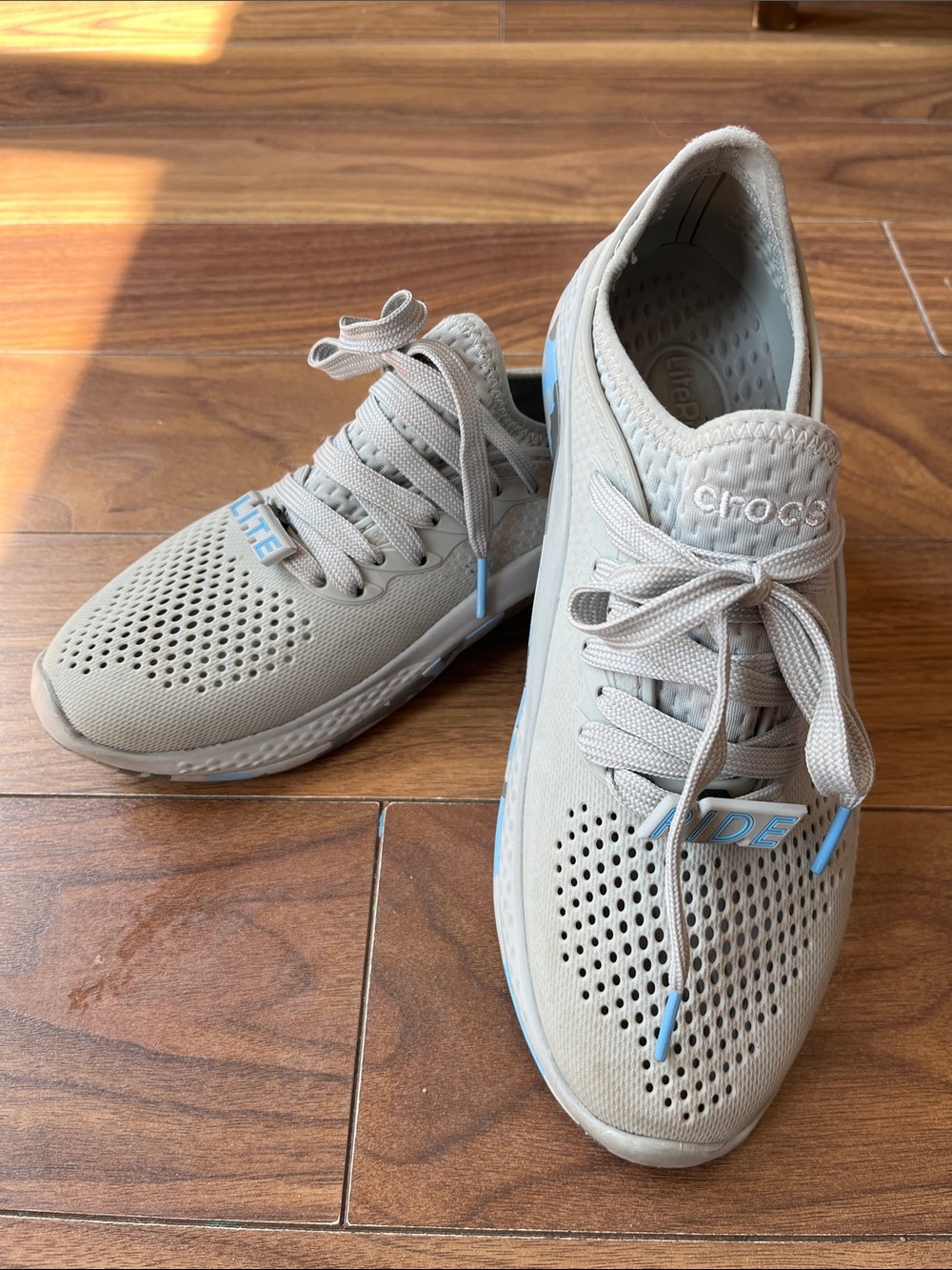 CROCS LiteRide Breathable Lace-Up Sneakers in Light Gray with Blue Accents Size7